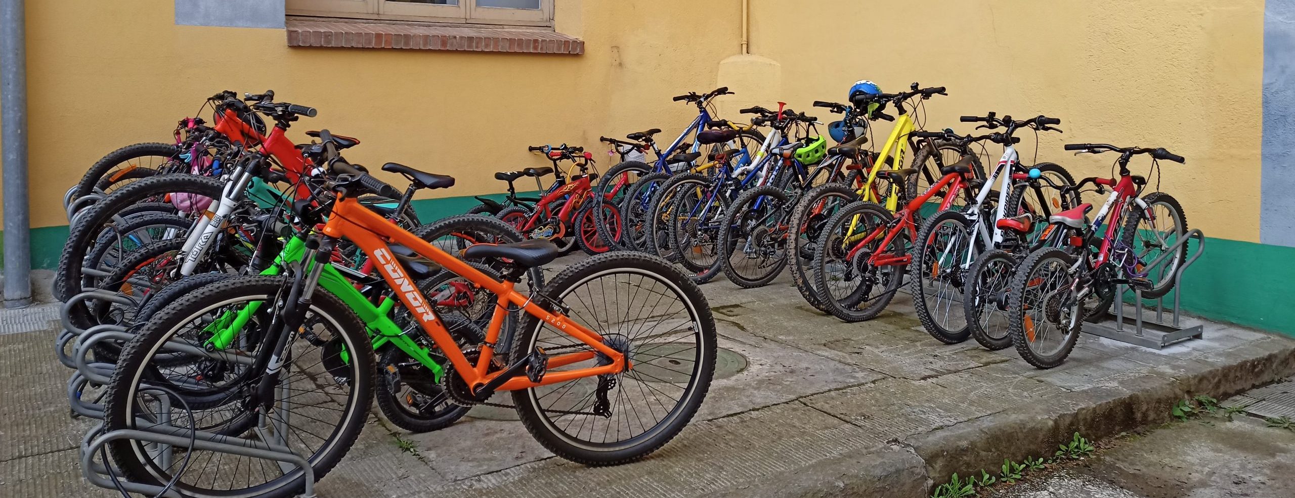 Parcheggio bici all'interno di una scuola piena di bici grazie al bikebus.