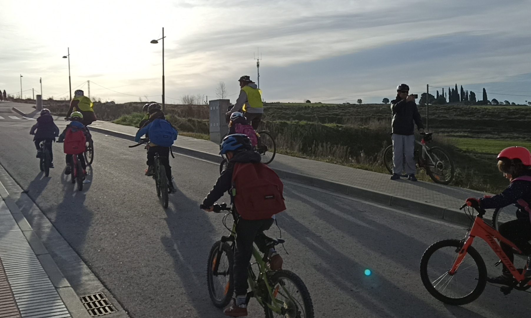 Un grup de nens i nenes pujant una costa a bicibús